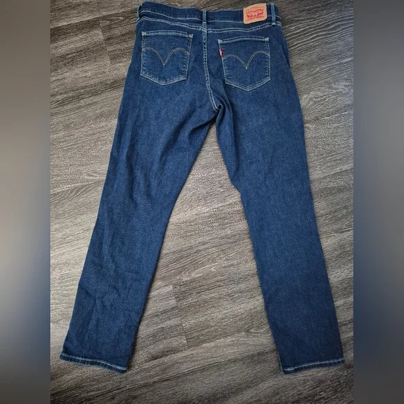 Levi's Women's Skinny Jeans in Dark Blue Wash - Picture 2 of 5